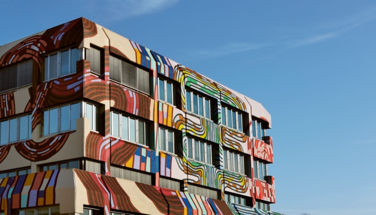 Simone Post ontwerpt kleurrijke muurschildering voor hoofdkantoor Vlisco