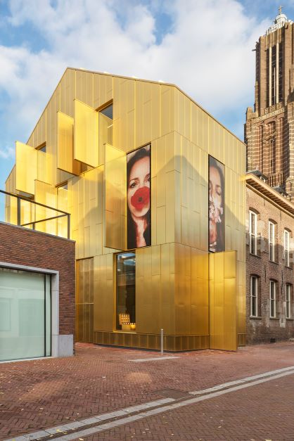 Nieuwe museum W in Weert kreeg een ‘gouden’ gevel van Maurice Mentjens